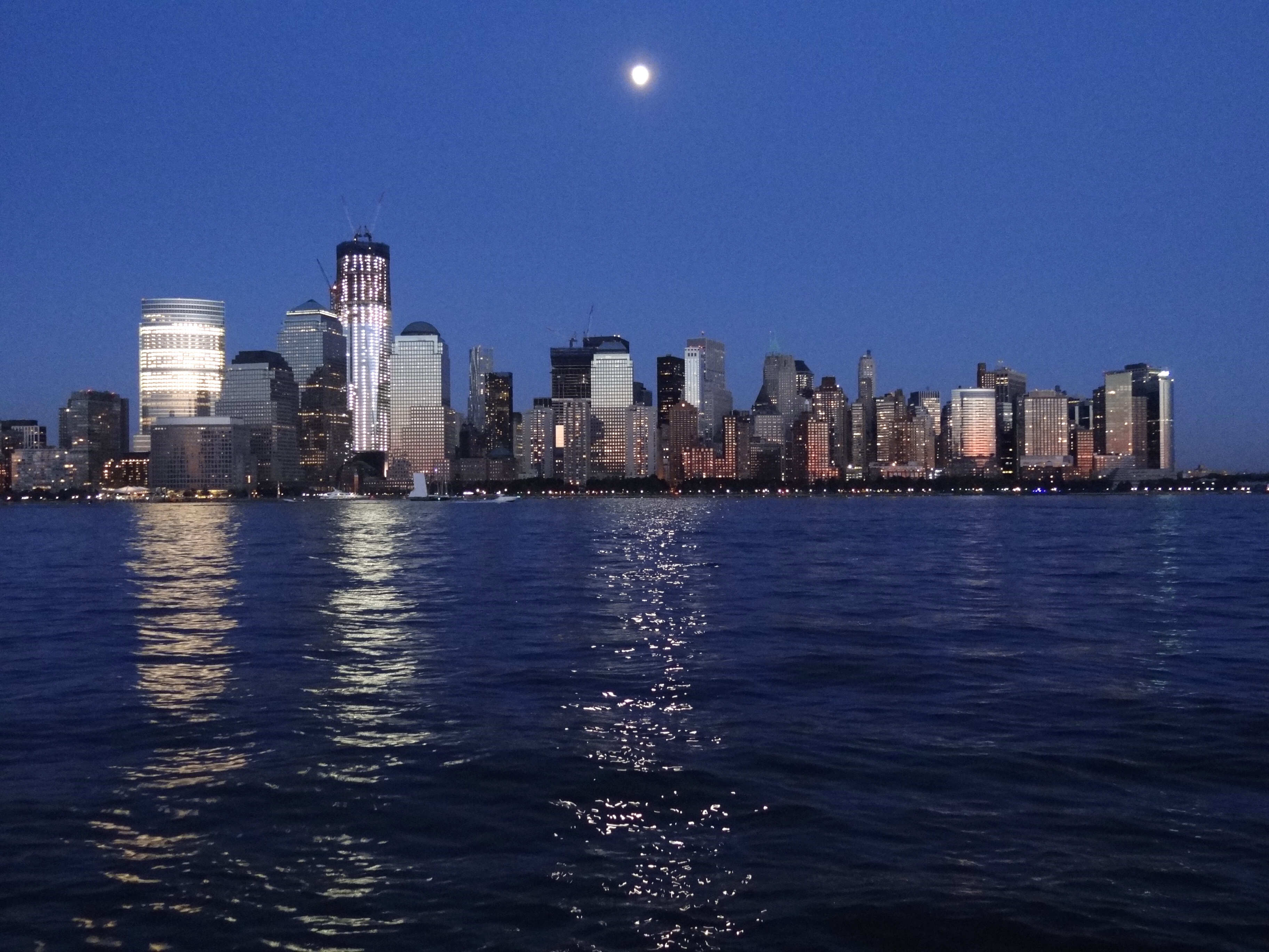 http://upload.wikimedia.org/wikipedia/commons/d/d9/Moonrise_over_Manhattan_-_From_Jersey_City_Shoreline_-_New_Jersey_-_USA_-_05.jpg