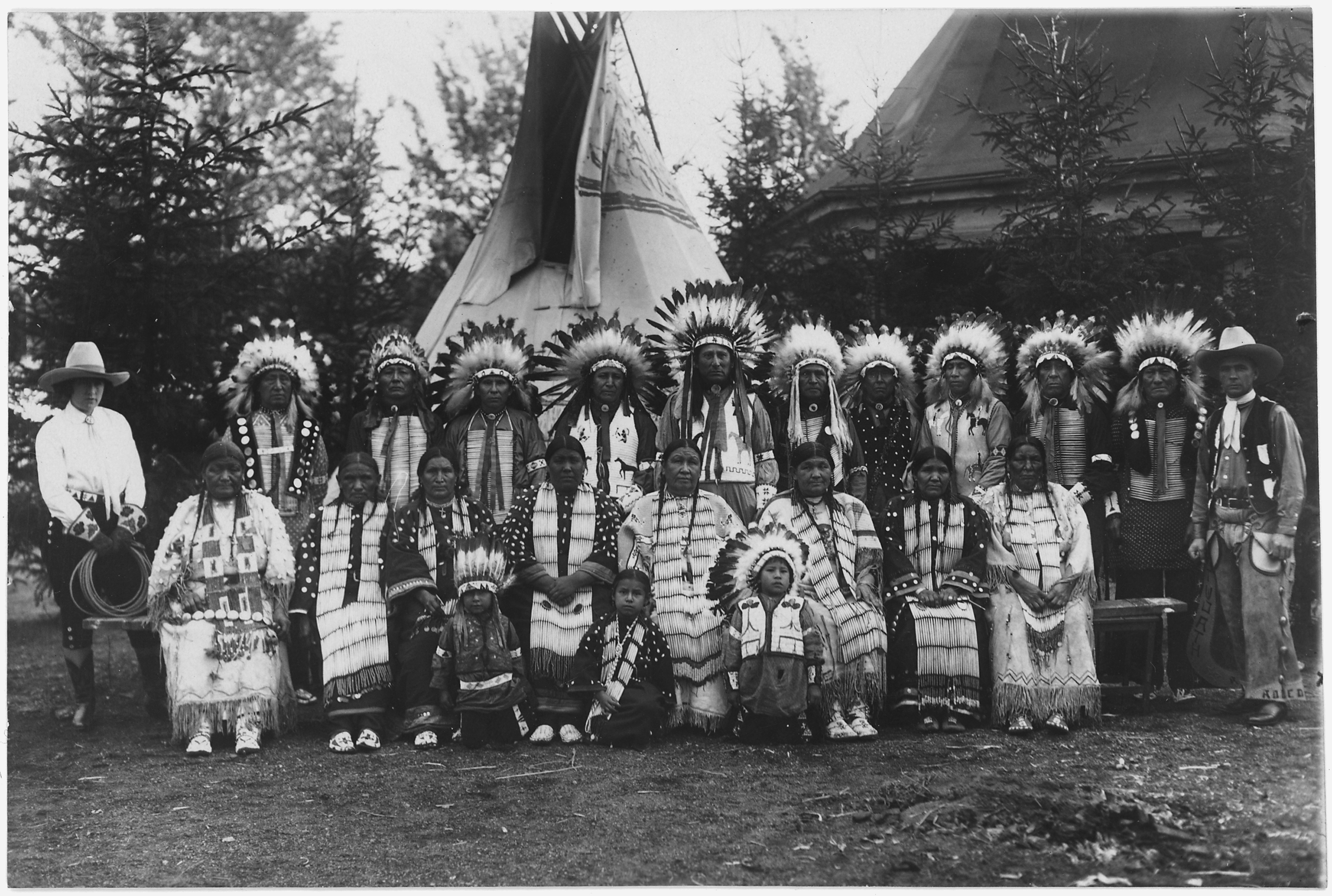 File:Sioux Indians in native dress on tour with Circus Sarrasani in