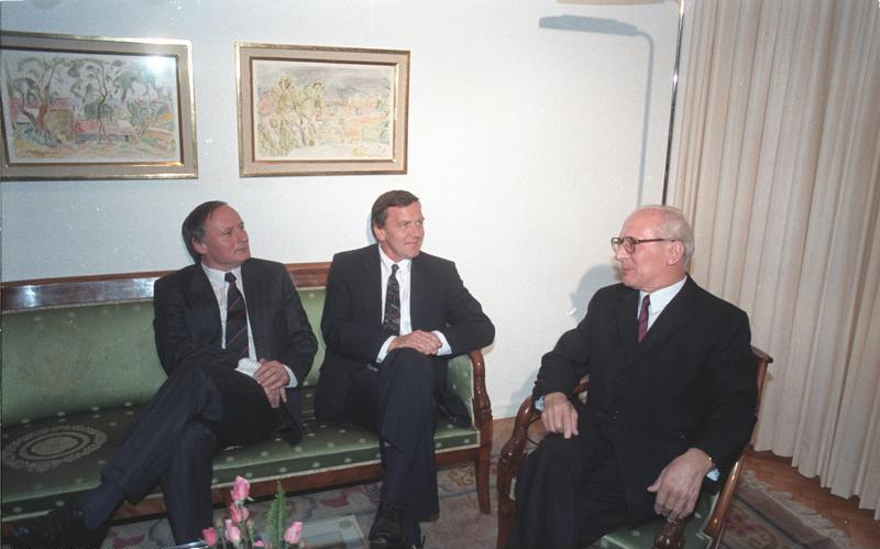 파일:Bundesarchiv Bild 183-1987-0909-423, Saarbrücken, Besuch Erich Honecker, Schröder, Lafontaine.jpg