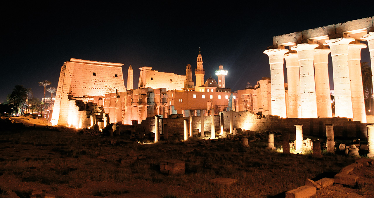 هى دى مصر ... هى دى بلدى ! Luxor,_Luxor_Temple,_south_west_view_at_night,_Egypt,_Oct_2004