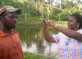 English: Mobile Reporting - African journalist...