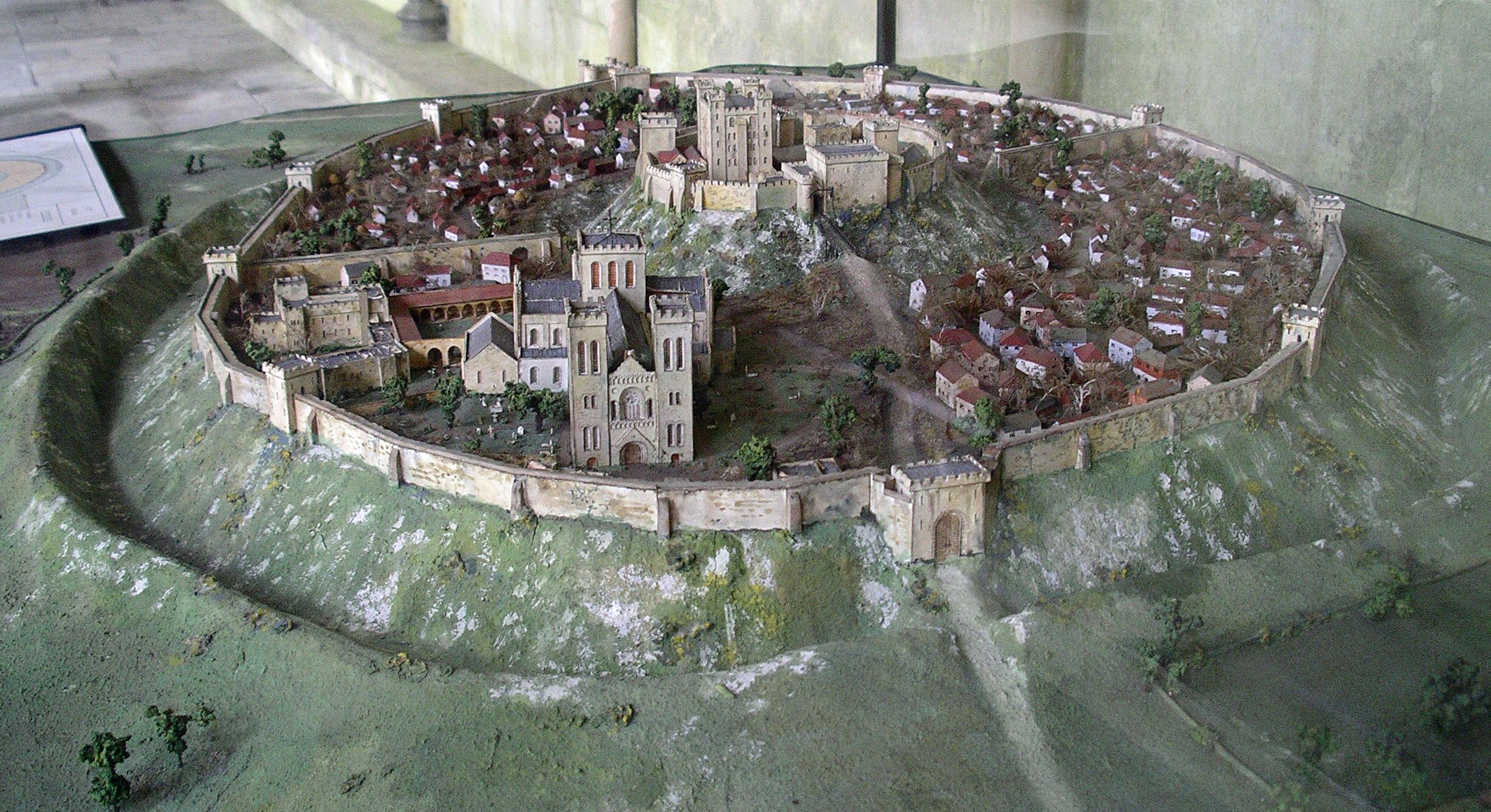 [Image: Old_Sarum_Model_from_West.jpg]