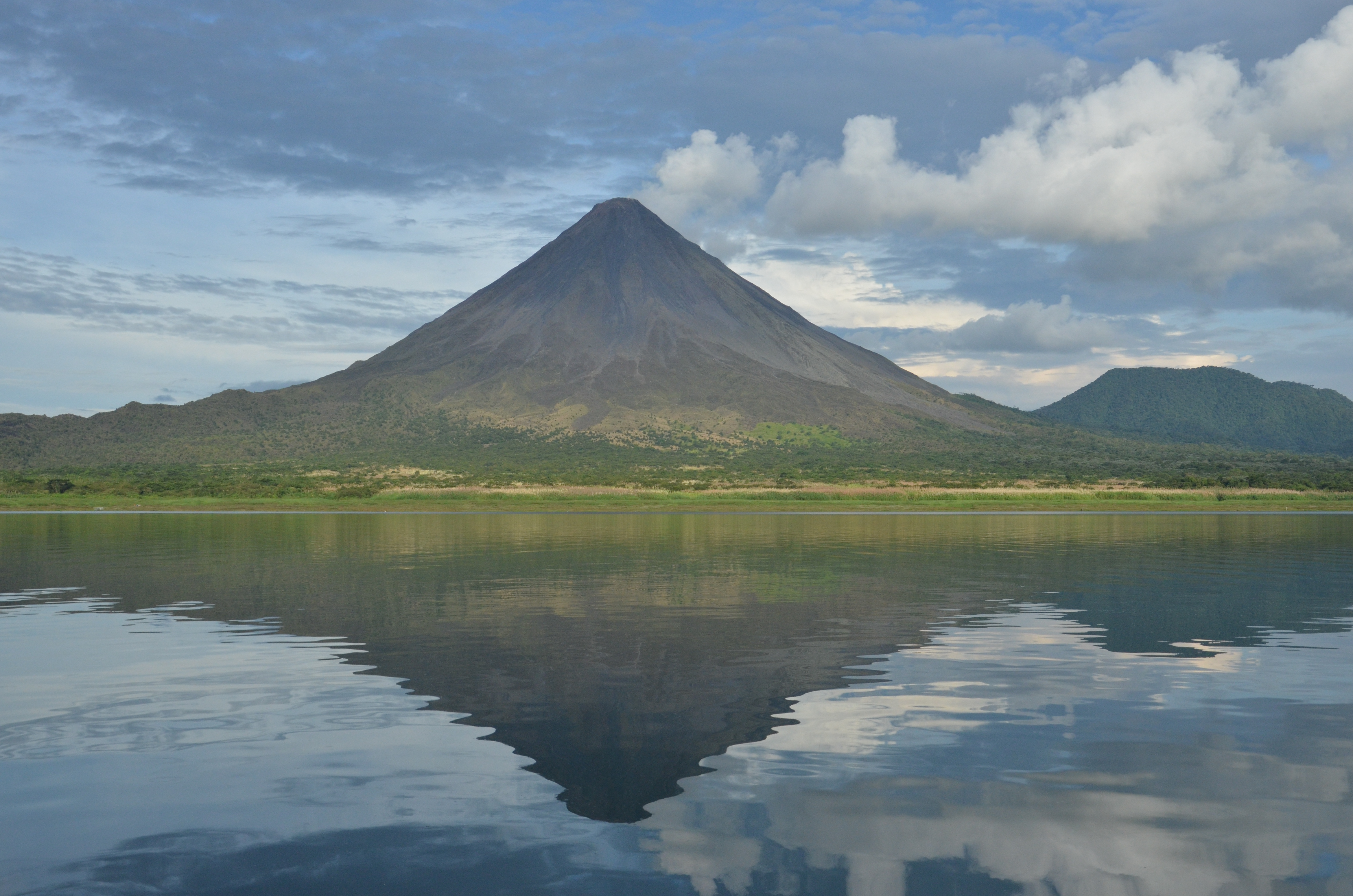 Volcán_Arenal_desde_el_lago_Arenal