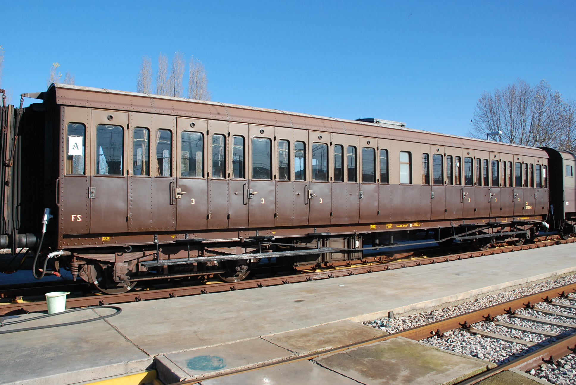 Description Historic train carriage in Italy - exterior.jpg