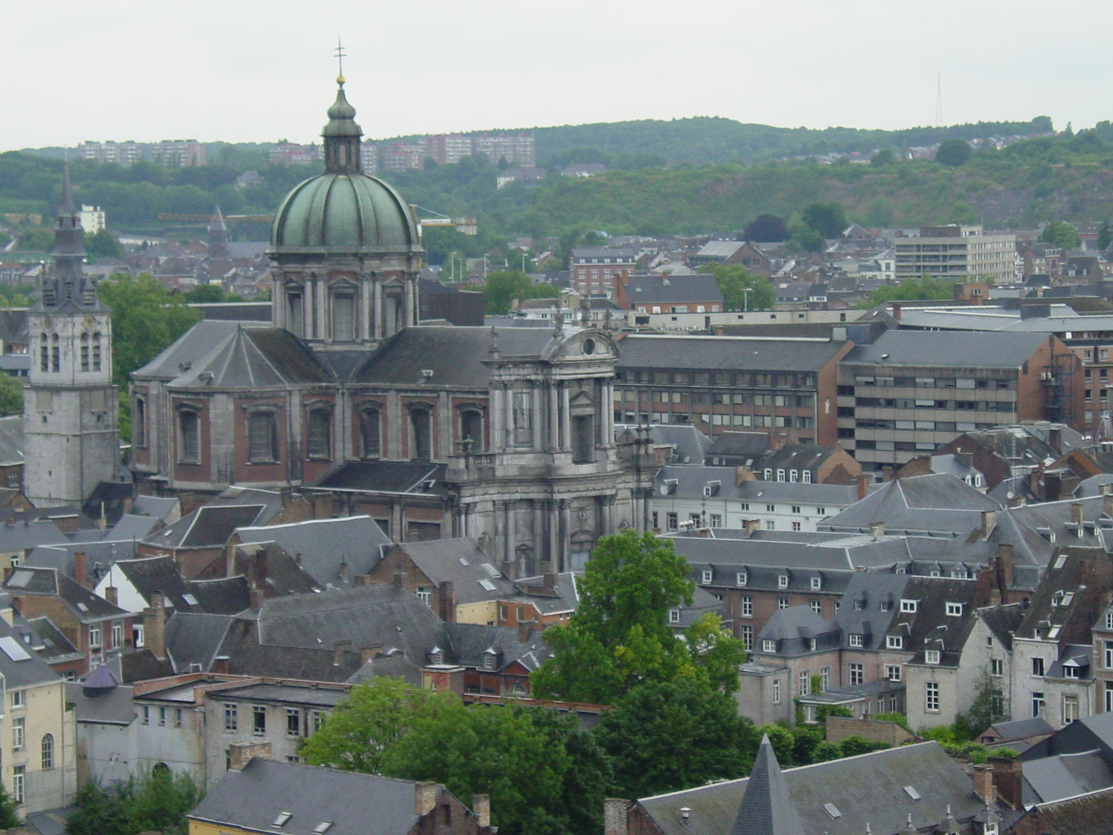 http://upload.wikimedia.org/wikipedia/commons/d/db/Namur,_la_Cath%C3%A9drale_Saint-Aubain.JPG