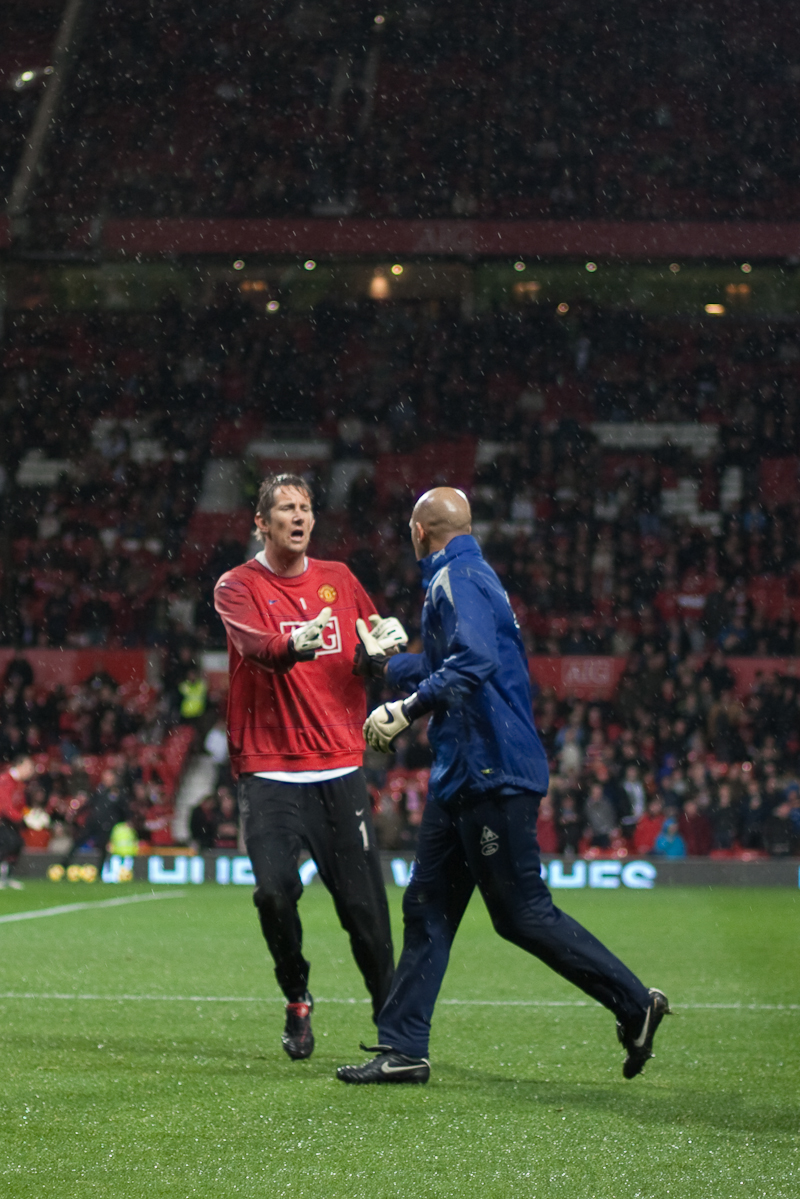 File:Van der Sar and Tim Howard 2009.jpg - Wikimedia Commons