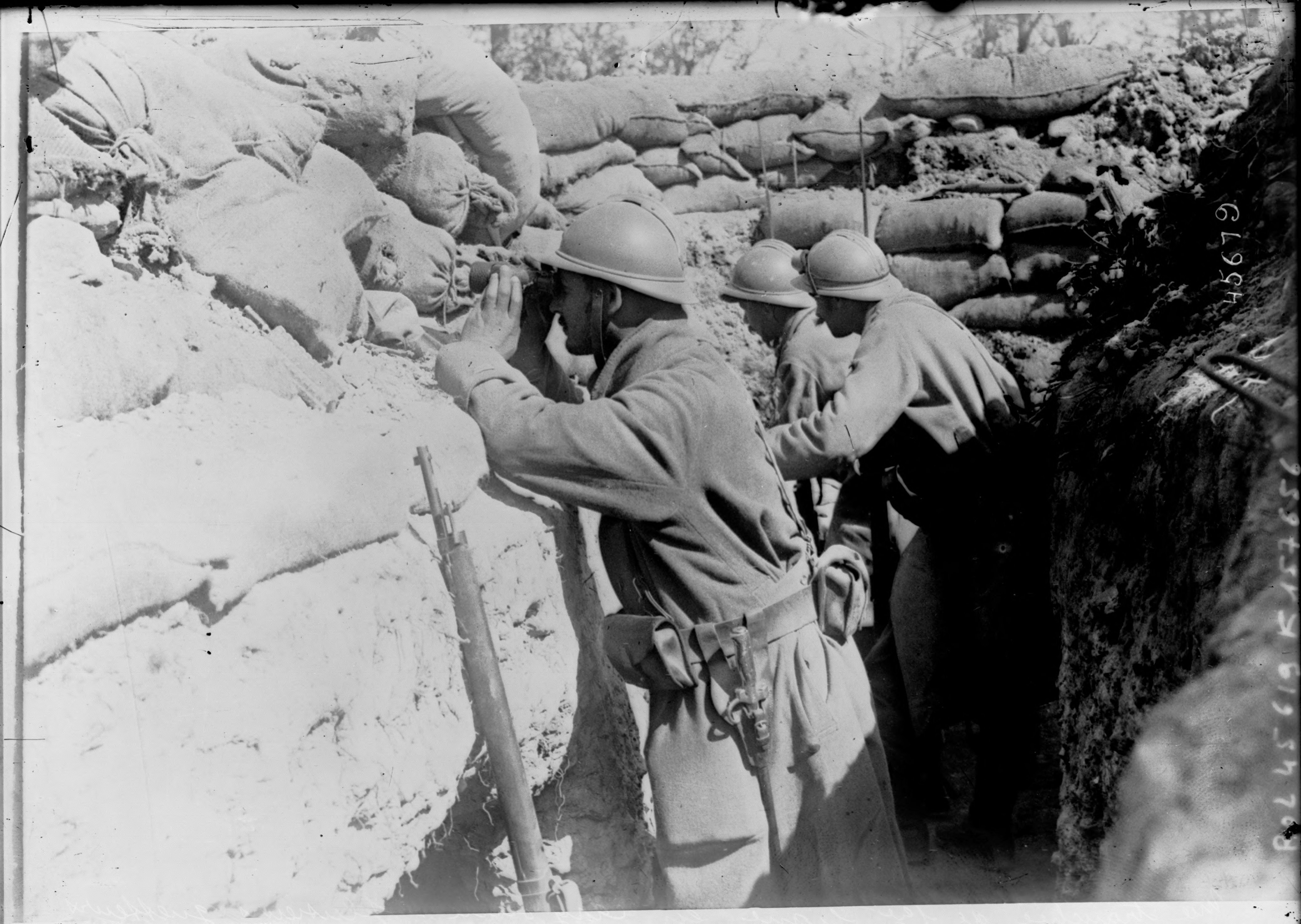 Agence Rol: French soldiers in Argonne trenches