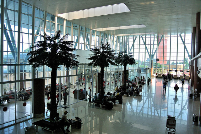 Berkas:Check in counter Sultan Syarif Kasim II Interantional Airport Pekanbaru.jpg