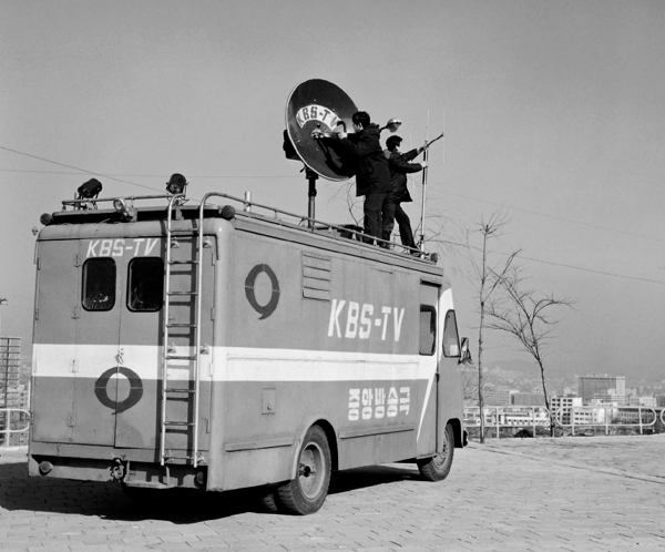 파일:KBS-TV live broadcasting car in 1971.jpg