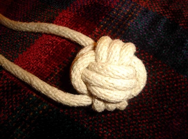 http://upload.wikimedia.org/wikipedia/commons/d/dd/Knot_Monkey_Fist.jpg