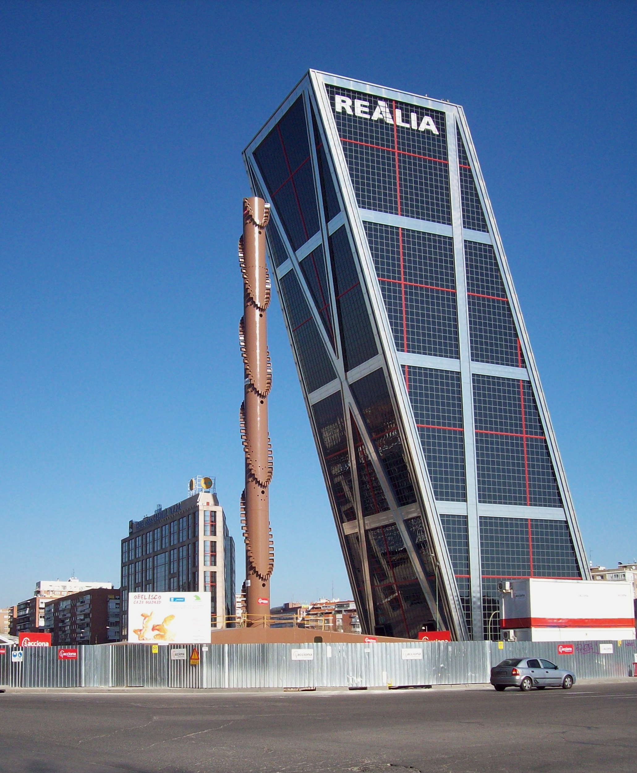 Moderna arhitektura Obelisco_de_la_Caja_(Santiago_Calatrava,_Madrid)_01