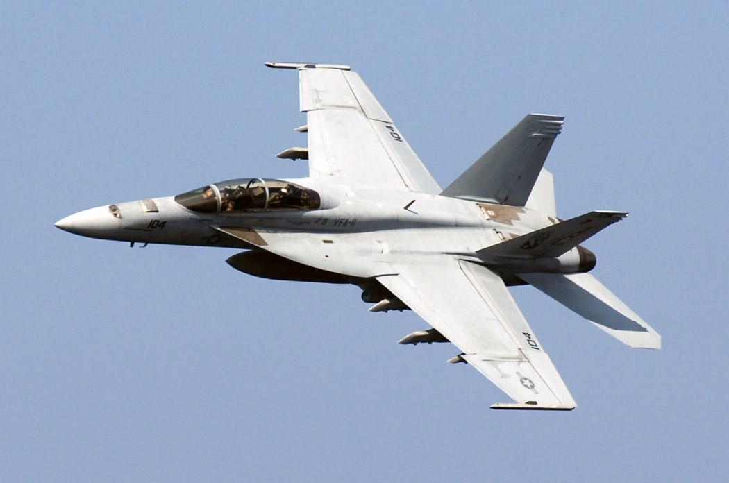 F-X2: EE.UU. asegura transferencia de tecnología 'igual que a sus mejores aliados'. US_Navy_071203-N-8923M-074_An_F-A-18F_Super_Hornet,_from_the_Red_Rippers_of_Strike_Fighter_Squadron_(VFA)_11,_makes_a_sharp_turn_above_the_flight_deck_aboard_the_Nimitz-class_nuclear-powered_aircraft_carrier_USS_Harry_S._Truman
