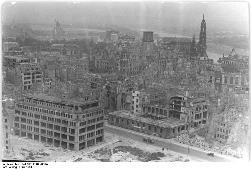 Blick vom Rathausturm zum Schloß mit der Hofkirche (Juli 1951)