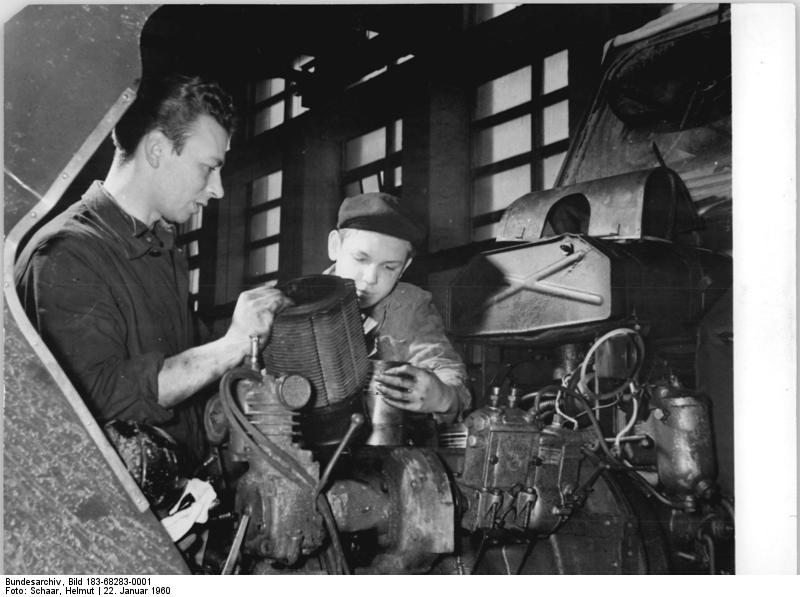 Bundesarchiv Bild 183-68283-0001, Döbernitz, Reparatur eines Traktors