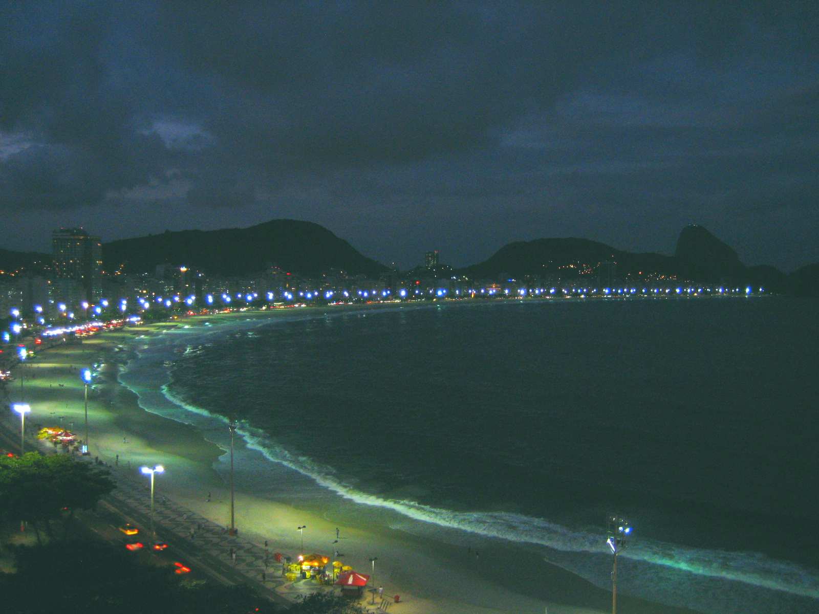 Copacabana Beach Rio de Janeiro at Dawn 2009-04.JPG