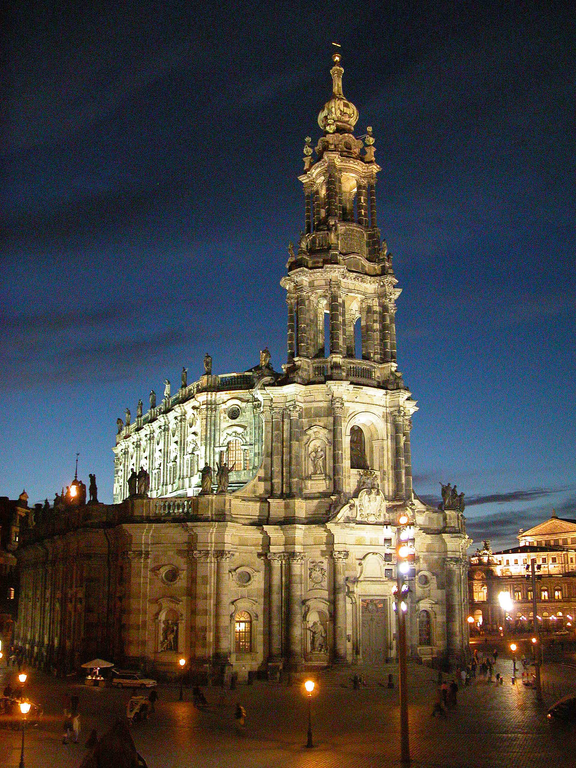 Dresden_Hofkirche_abends_%282005%29.jpg