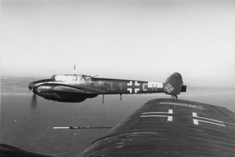 Bundesarchiv Bild 101I-427-0412-033, Flugzeug Messerschmitt Me 110