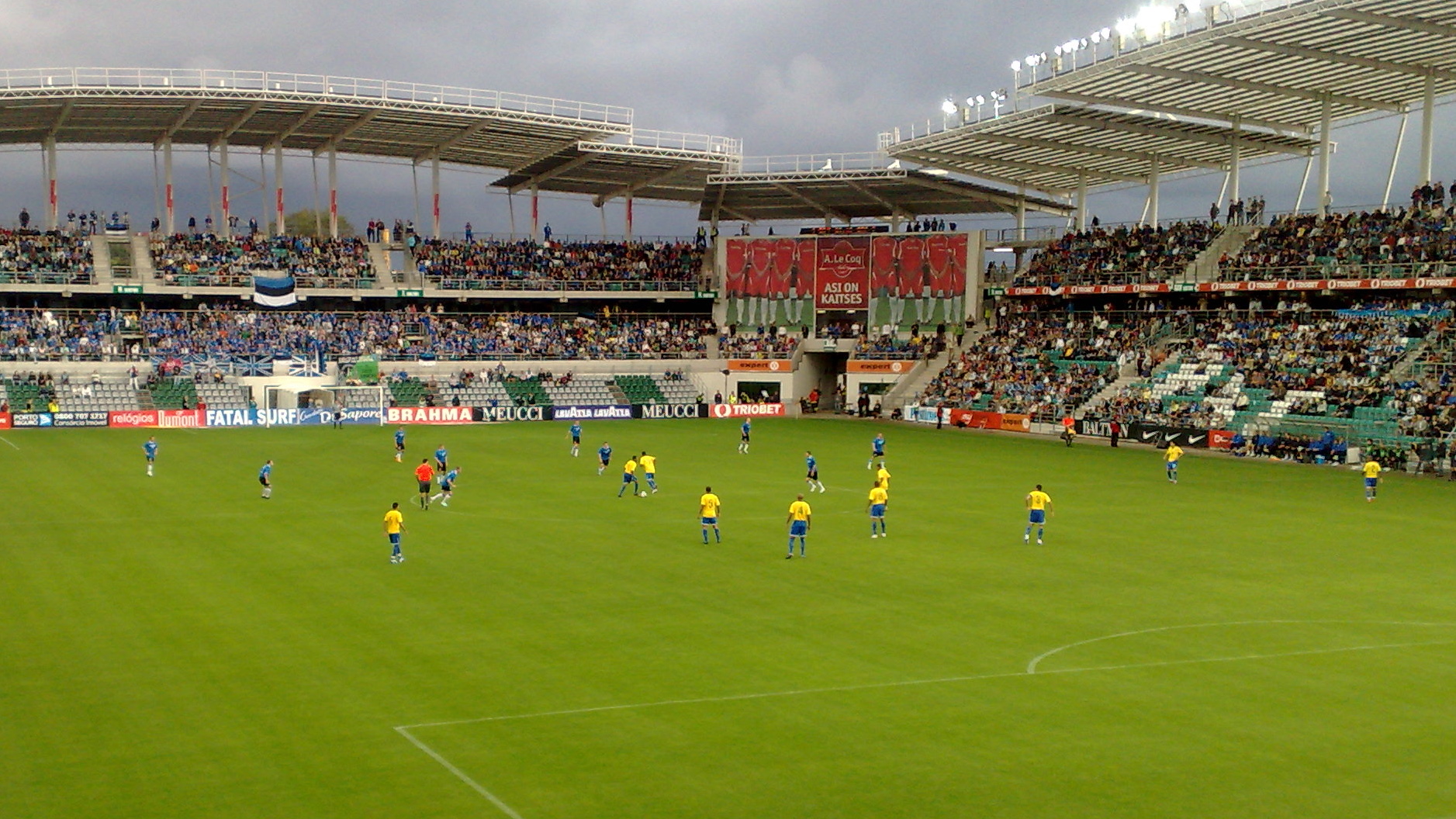 Samba_boys_kick_off_the_match_in_Tallinn.jpg