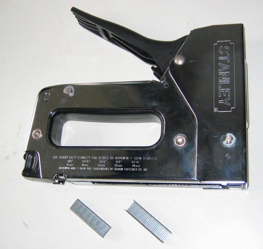 http://upload.wikimedia.org/wikipedia/commons/e/e0/Staple-gun.jpg