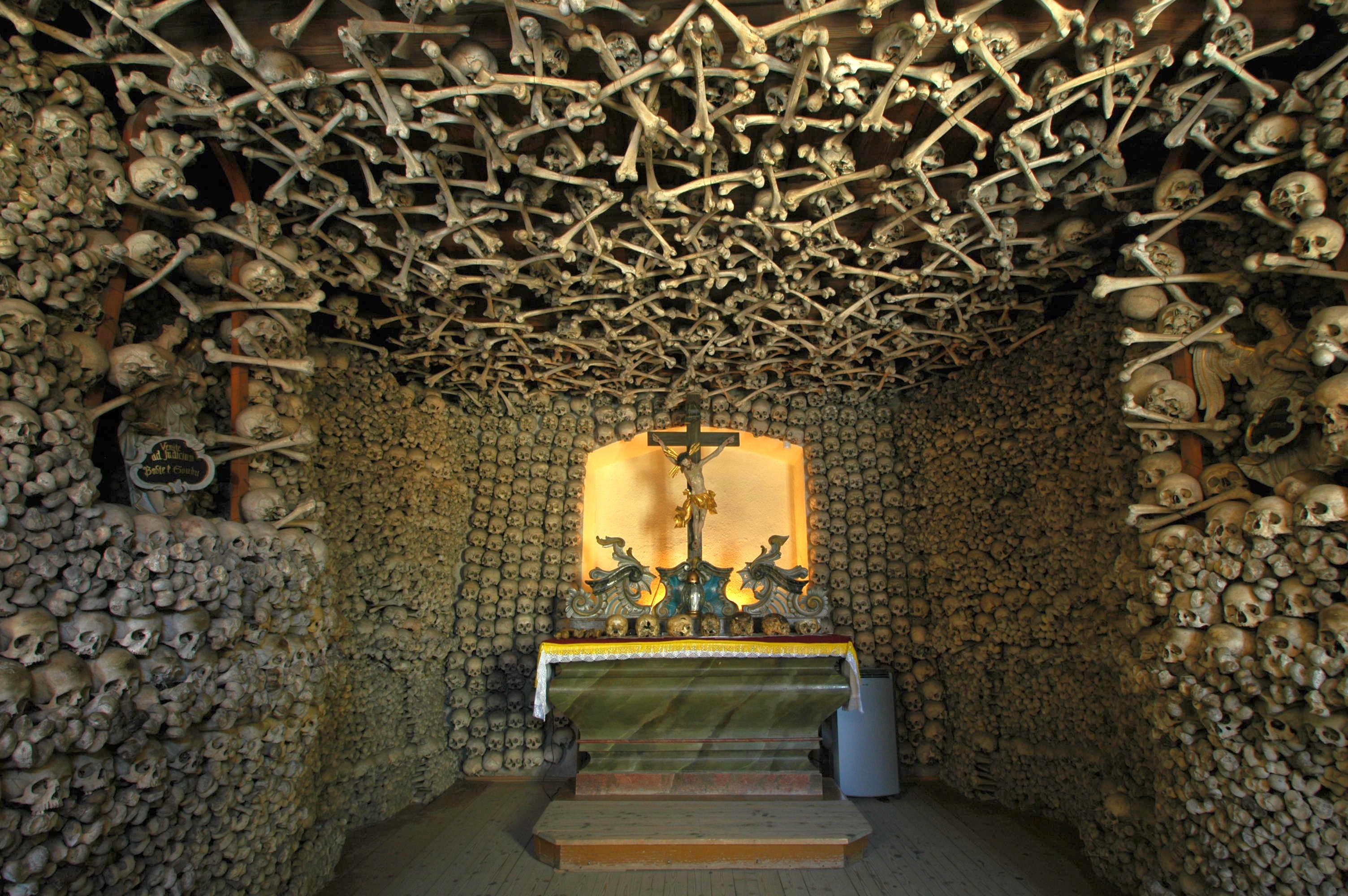 Poland - Czermna - Chapel of Skulls - interior 06.jpg