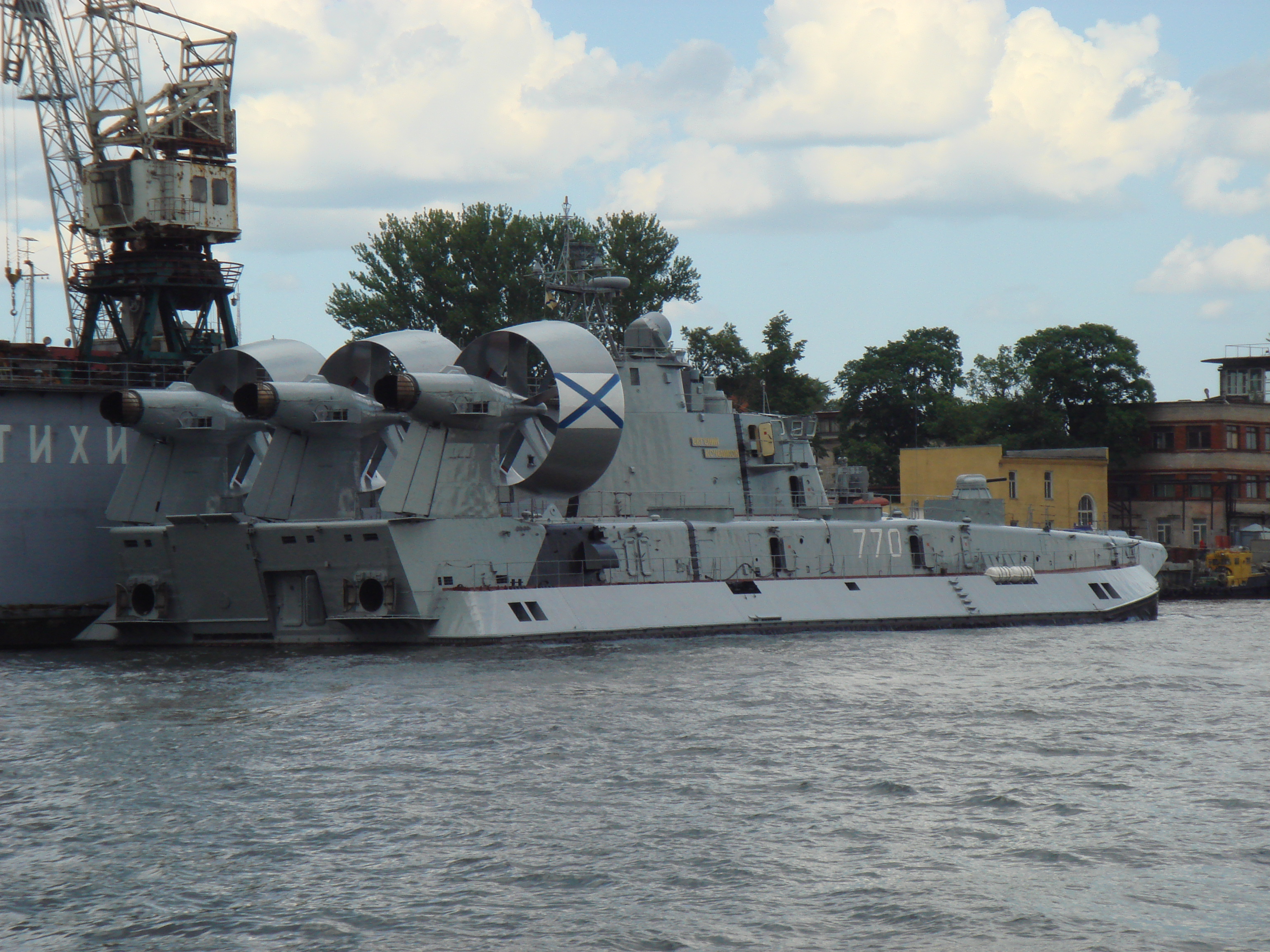  سفينة الانزال الهجومية الروسية ZUBR. Zubr_class_LCAC,_2007