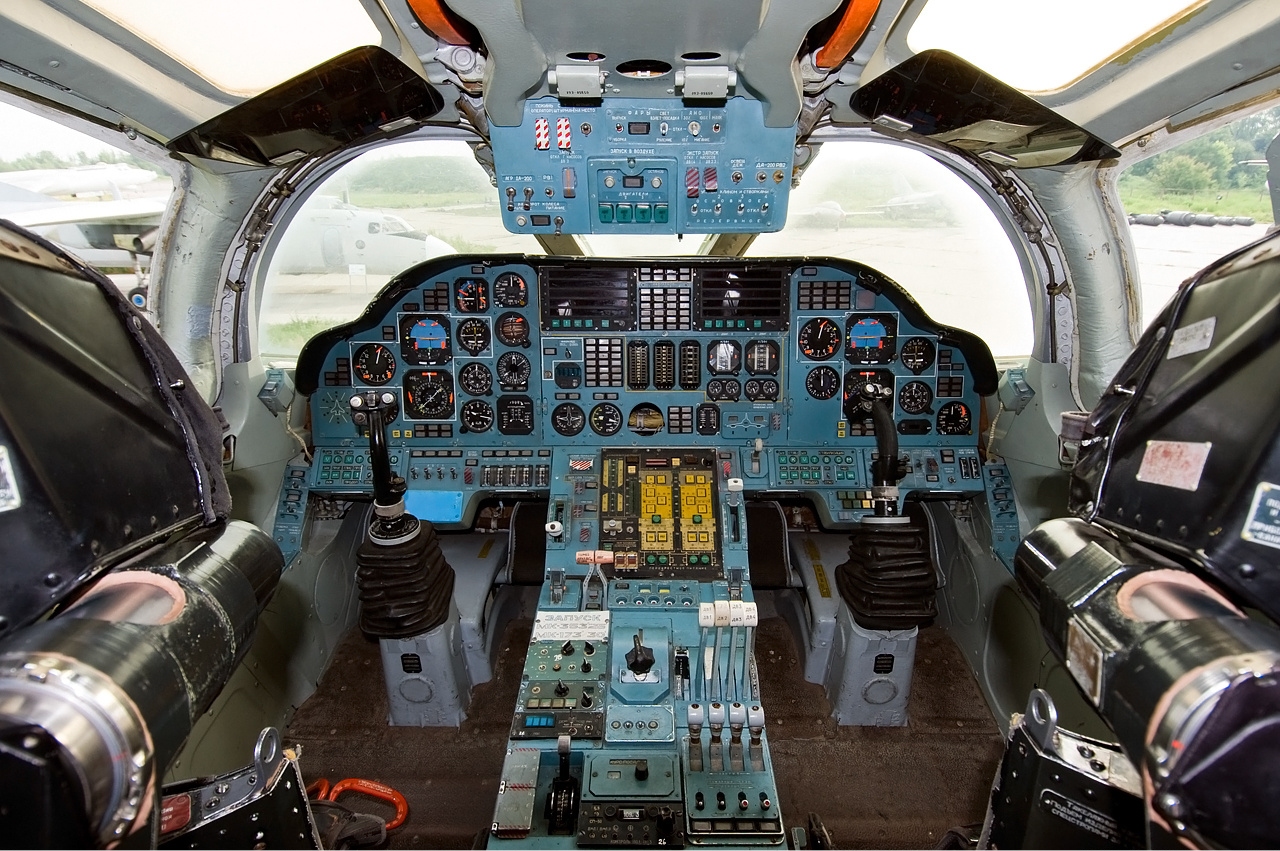 Tupolev_Tu-160_cockpit_Beltyukov-1.jpg