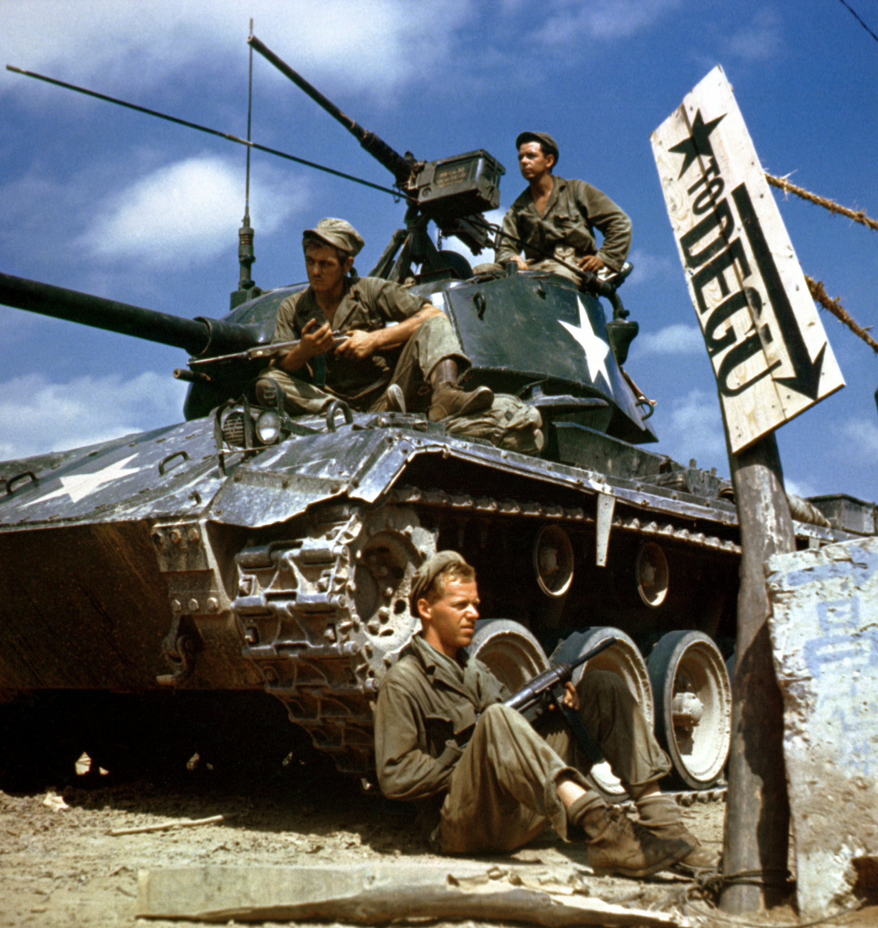 http://upload.wikimedia.org/wikipedia/commons/e/e3/HA-SC-98-06983-Crew_of_M24_along_Naktong_River_front-Korean_war-17_Aug_1950.JPEG