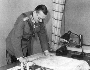 Mannerheim_studying_a_map.jpg