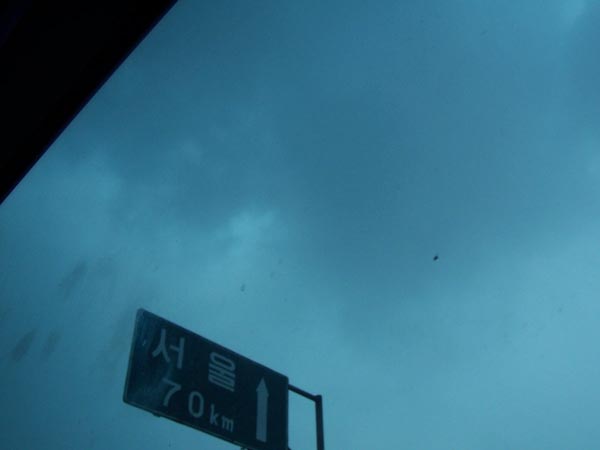 Seoul_70km_road_sign.jpg