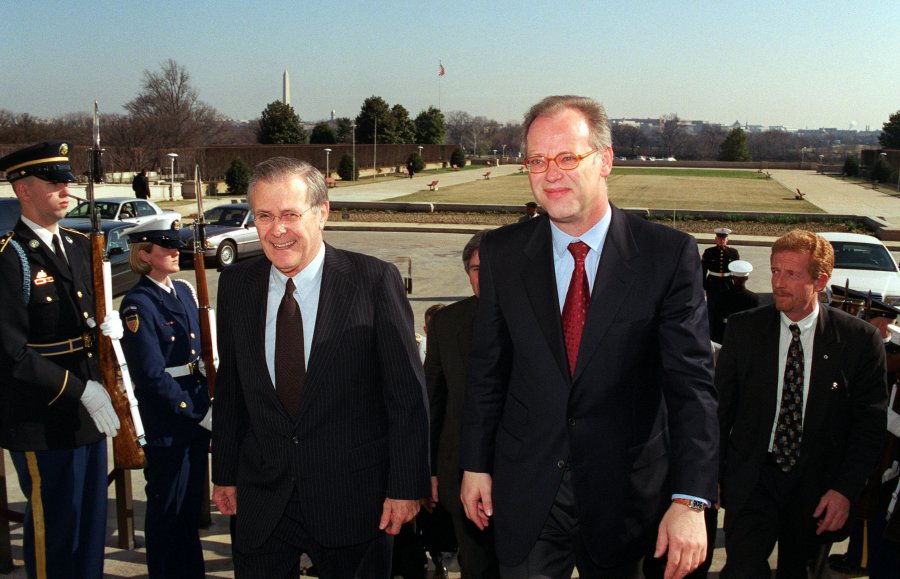 Donald Rumsfeld und der damalige Bundesverteidigungsminister Rudolf Scharping