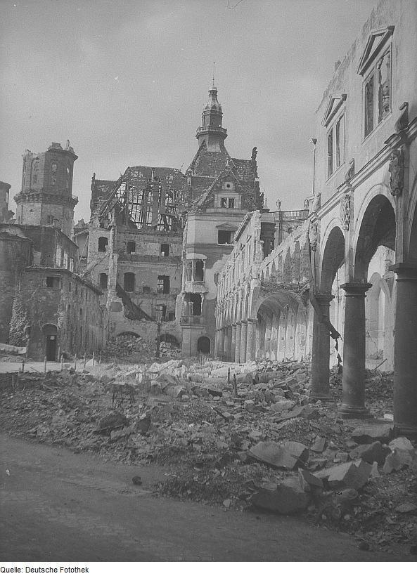 Residenzschloß & Stallhof (nach dem 17. September 1945)