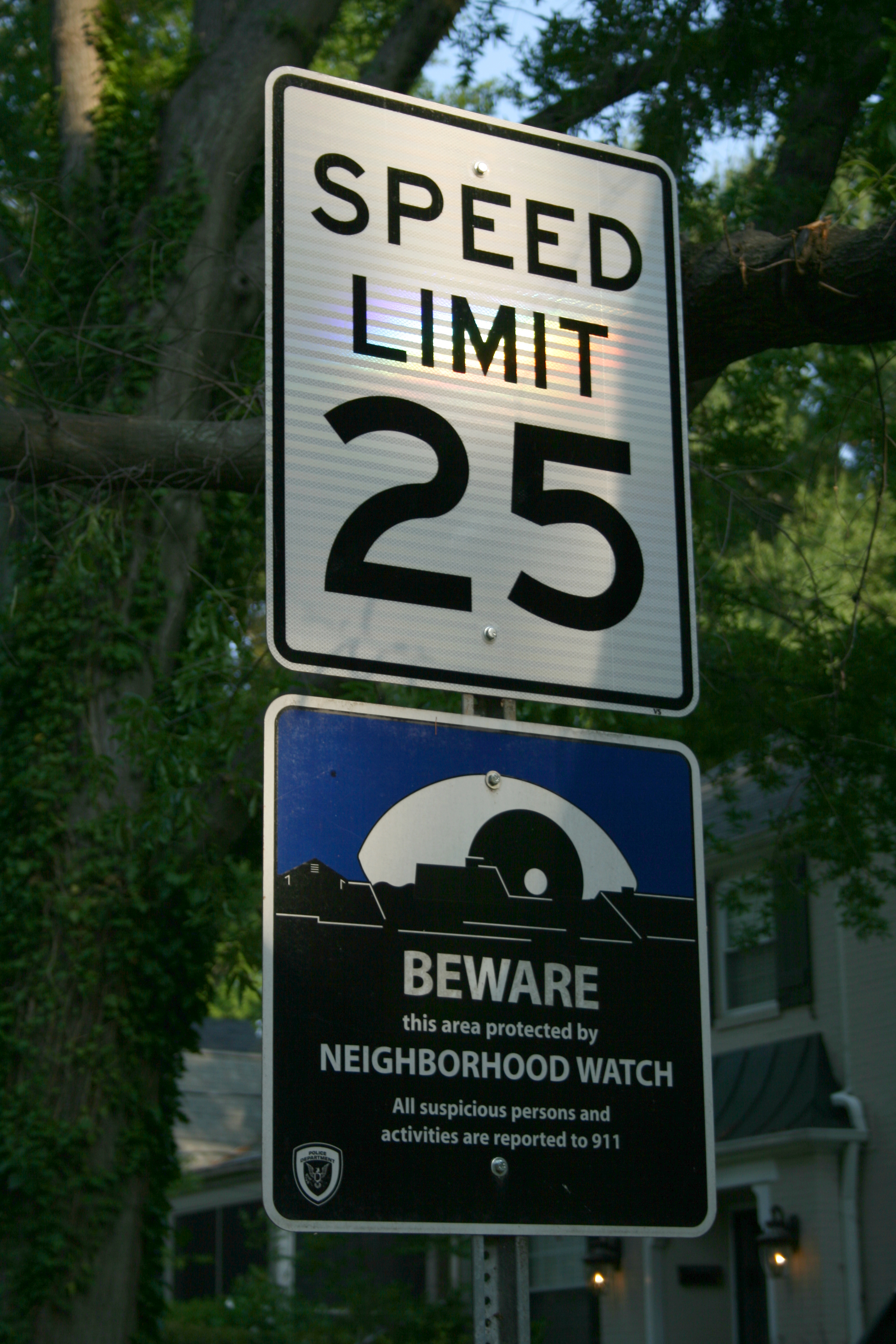 File:2008-07-04 Speed limit and neighbourhood watch sign in Durham.jpg - Wikimedia Commons