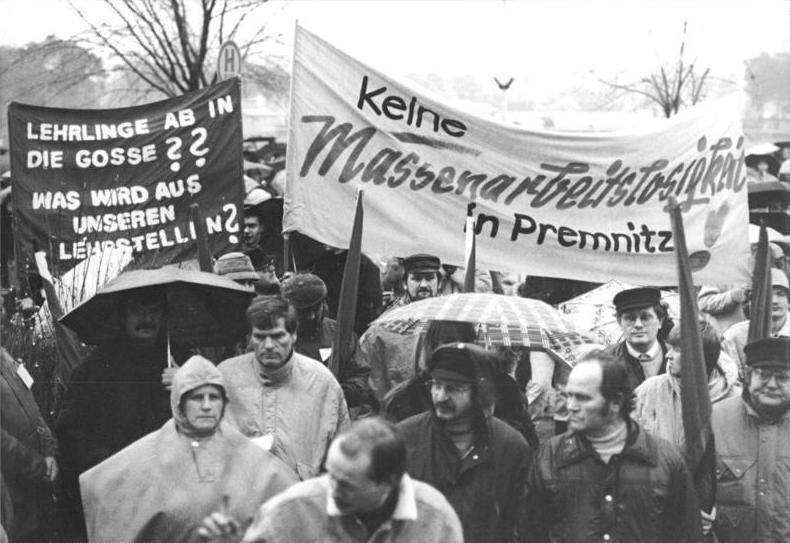 Protest vor dem Werk der Faser AG, Premnitz Dezember 1990
