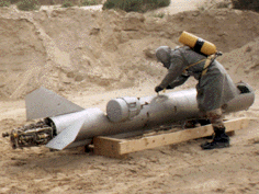 Специалист ВВС США, в защитном костюме, обезвреживает иракскую ракету Х-28 (AS-9 Kyle), апрель 1991 года