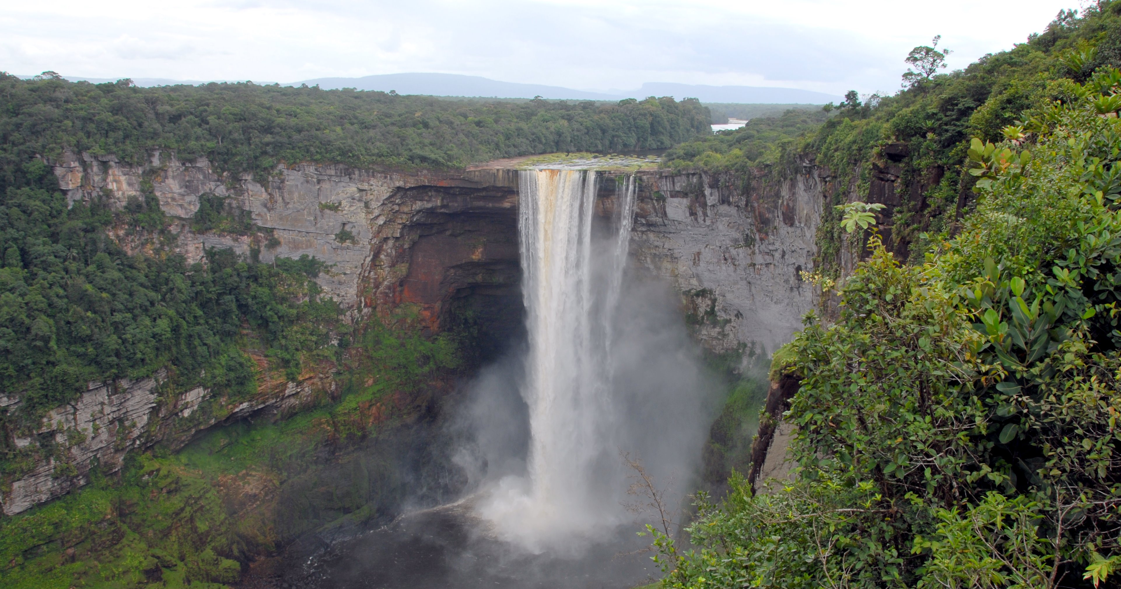 http://upload.wikimedia.org/wikipedia/commons/e/e6/Kaieteur_Falls_Guyana_(2)_2007.jpg