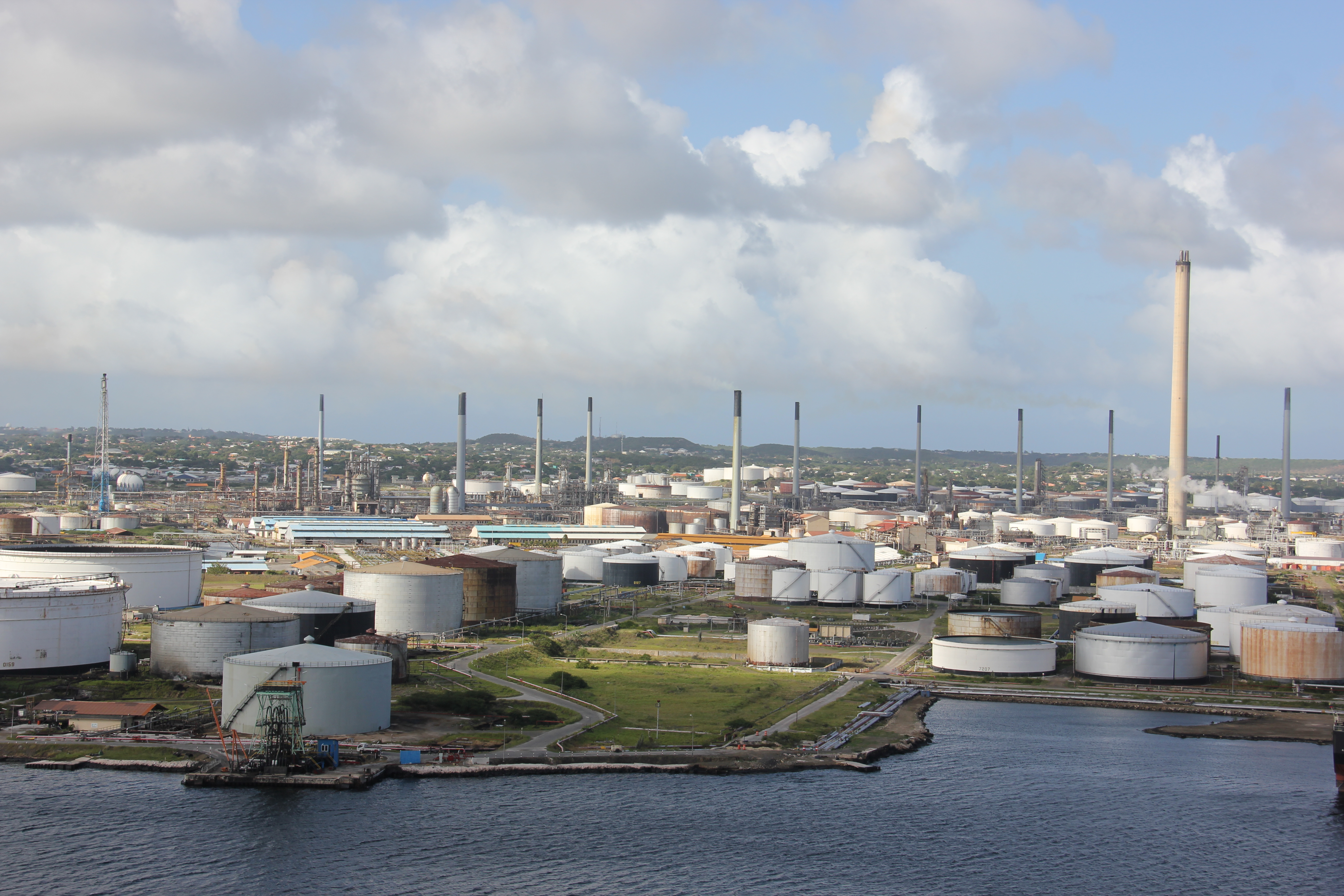 Description Laika ac Isla Oil Refinery (11693347275).jpg