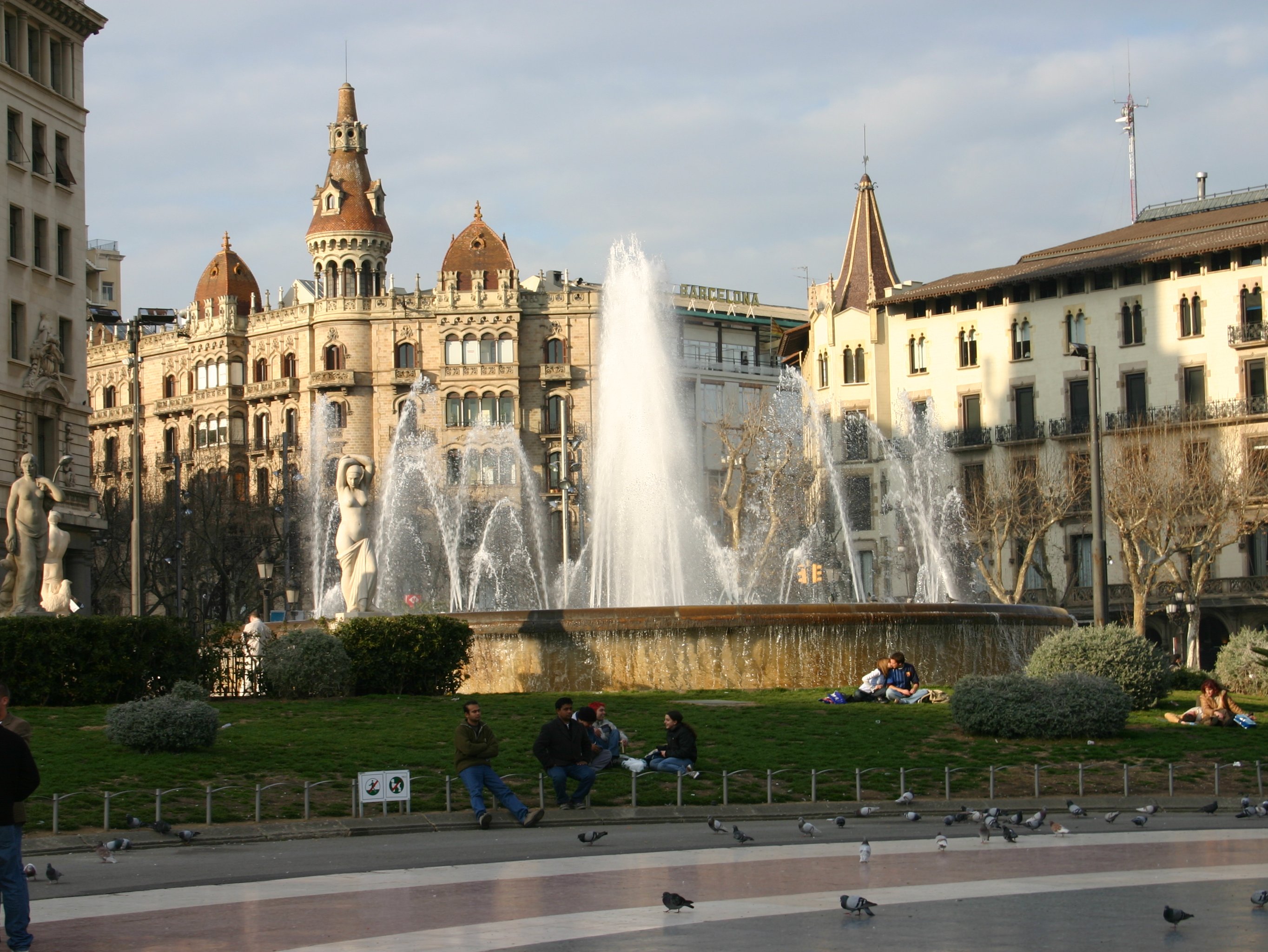 File:Spain.Barcelona.Plaza.Catalunya.jpg - Wikipedia