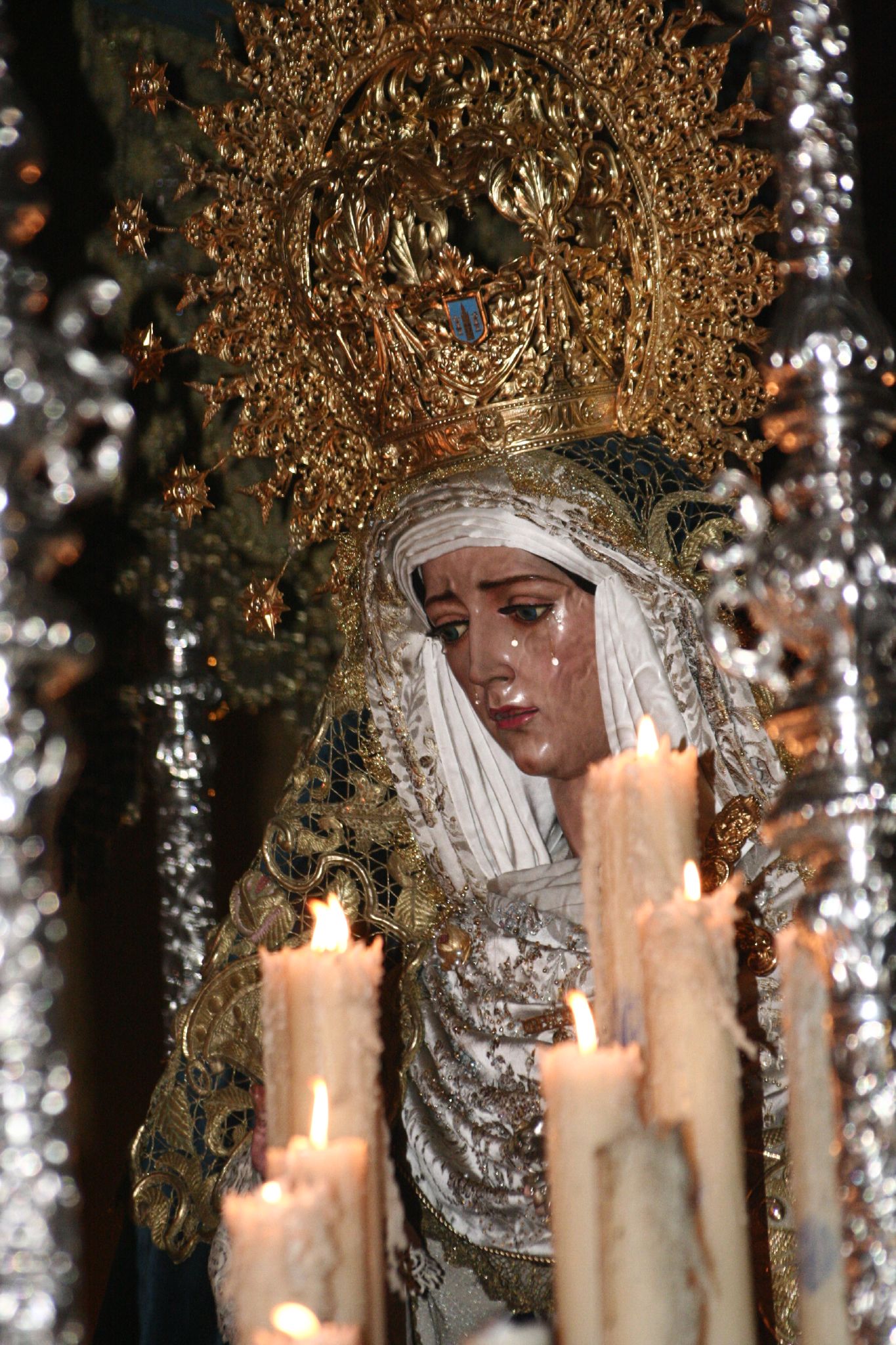 http://upload.wikimedia.org/wikipedia/commons/e/e7/SemanaSantaSevillaLaSed2.jpg