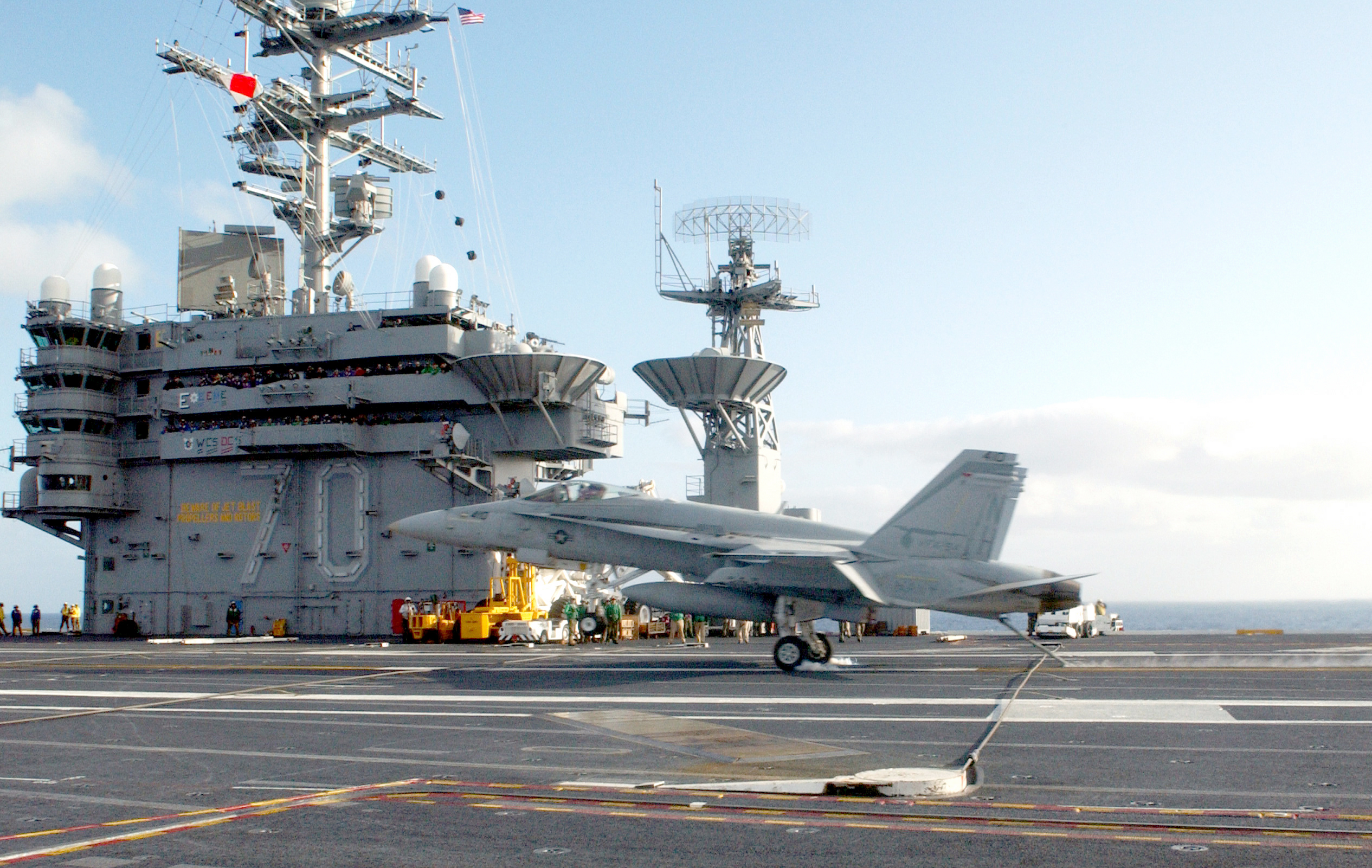 Vídeo: SHOW DE IMAGENS do USS Carl Vinson (CVN-70) e seus FA18C Hornet