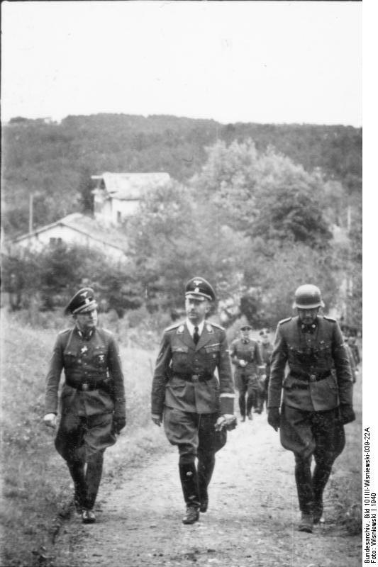 Bundesarchiv_Bild_101III-Wisniewski-039-22A%2C_Frankreich%2C_Himmler_mit_Offizieren_der_Waffen-SS.jpg