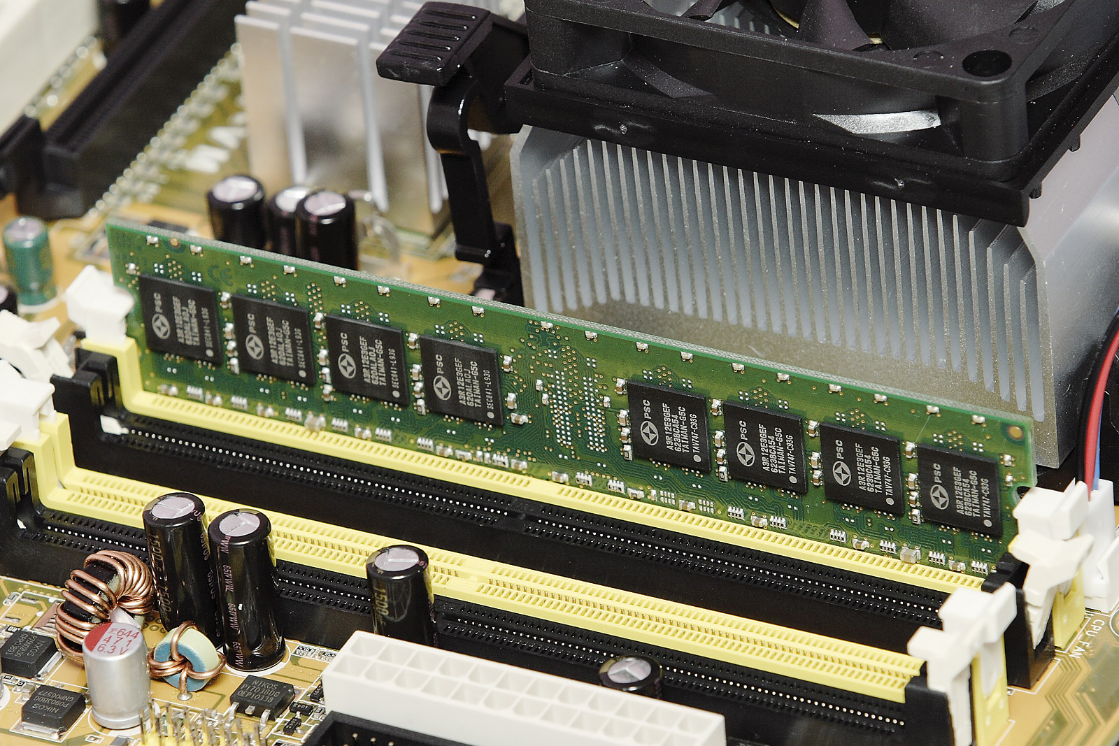 File:DDR2 ram mounted.jpg - Wikimedia Commons