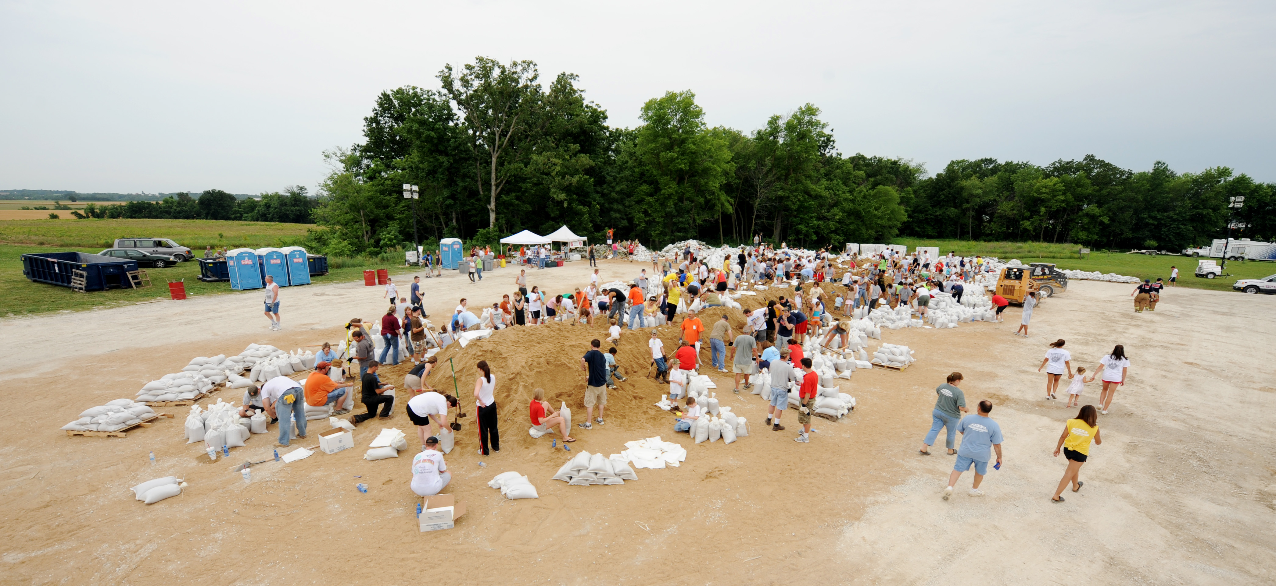 FEMA - 36007 - Residents and volunteers work to fill sandbags in Missouri.jpg