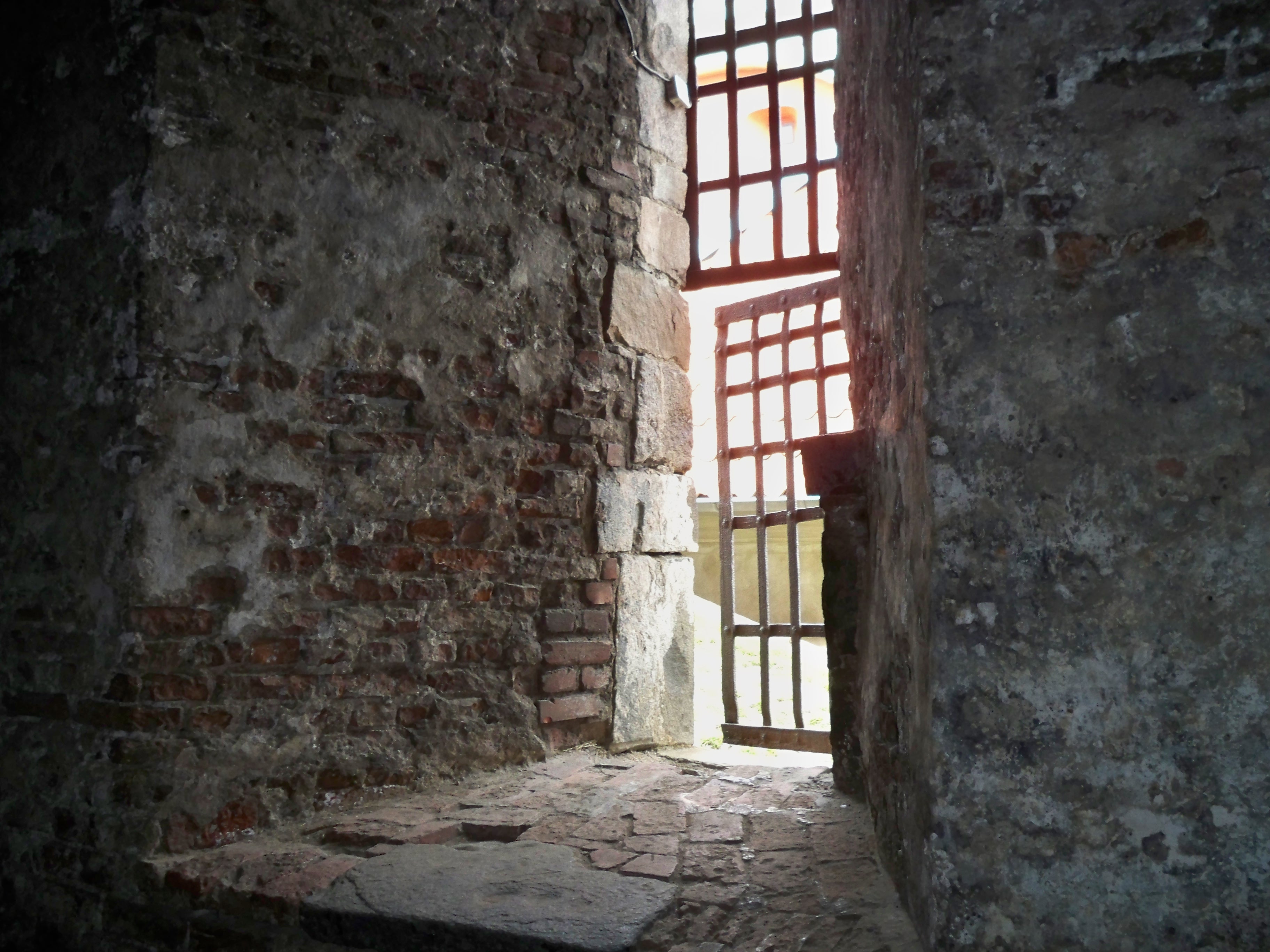 Vergittertes Fenster eines alten Gebäudes - Quelle: WikiCommons
