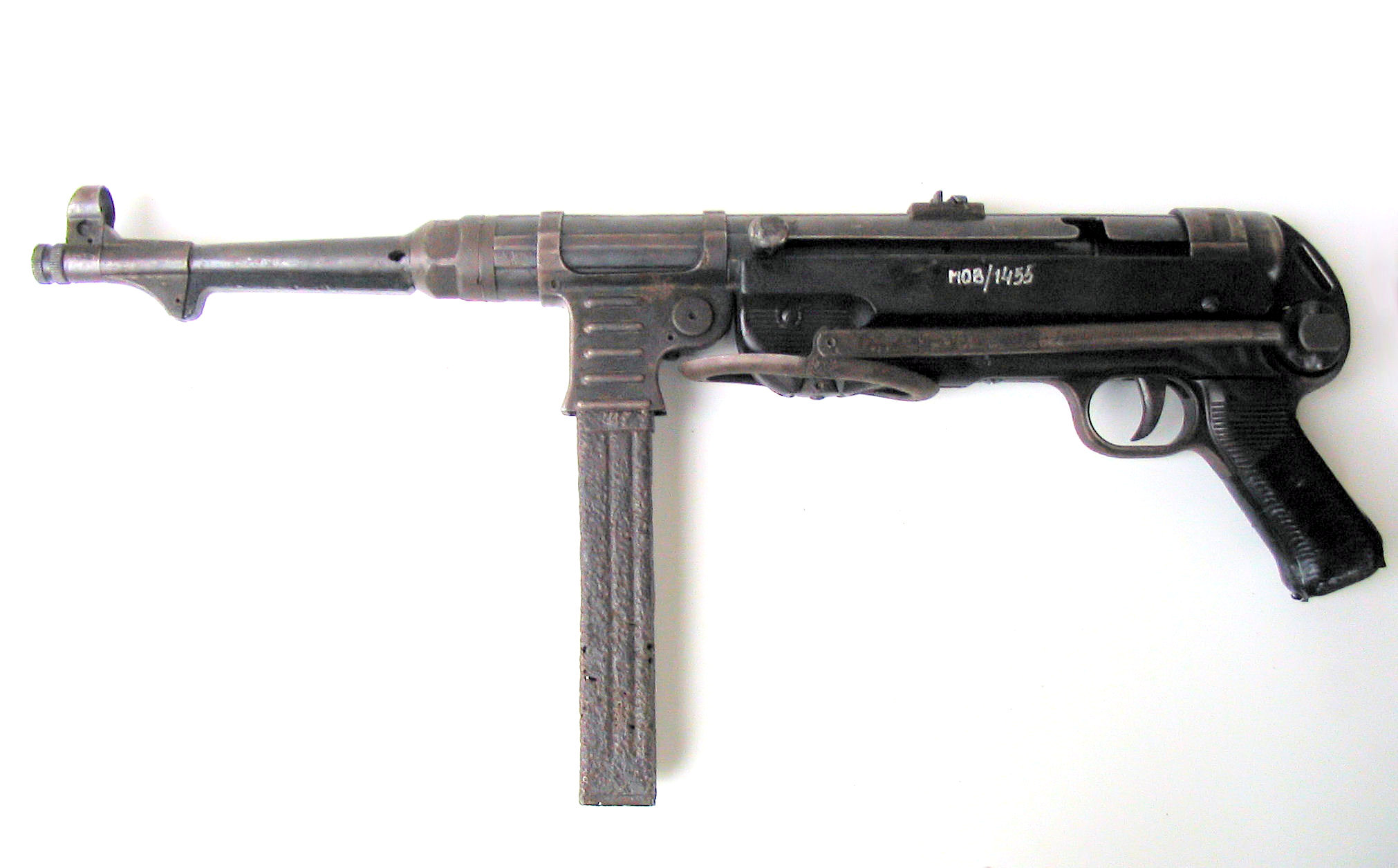 Pistolet_maszynowy_MP-40,_Muzeum_Or%C5%82a_Bia%C5%82ego.jpg