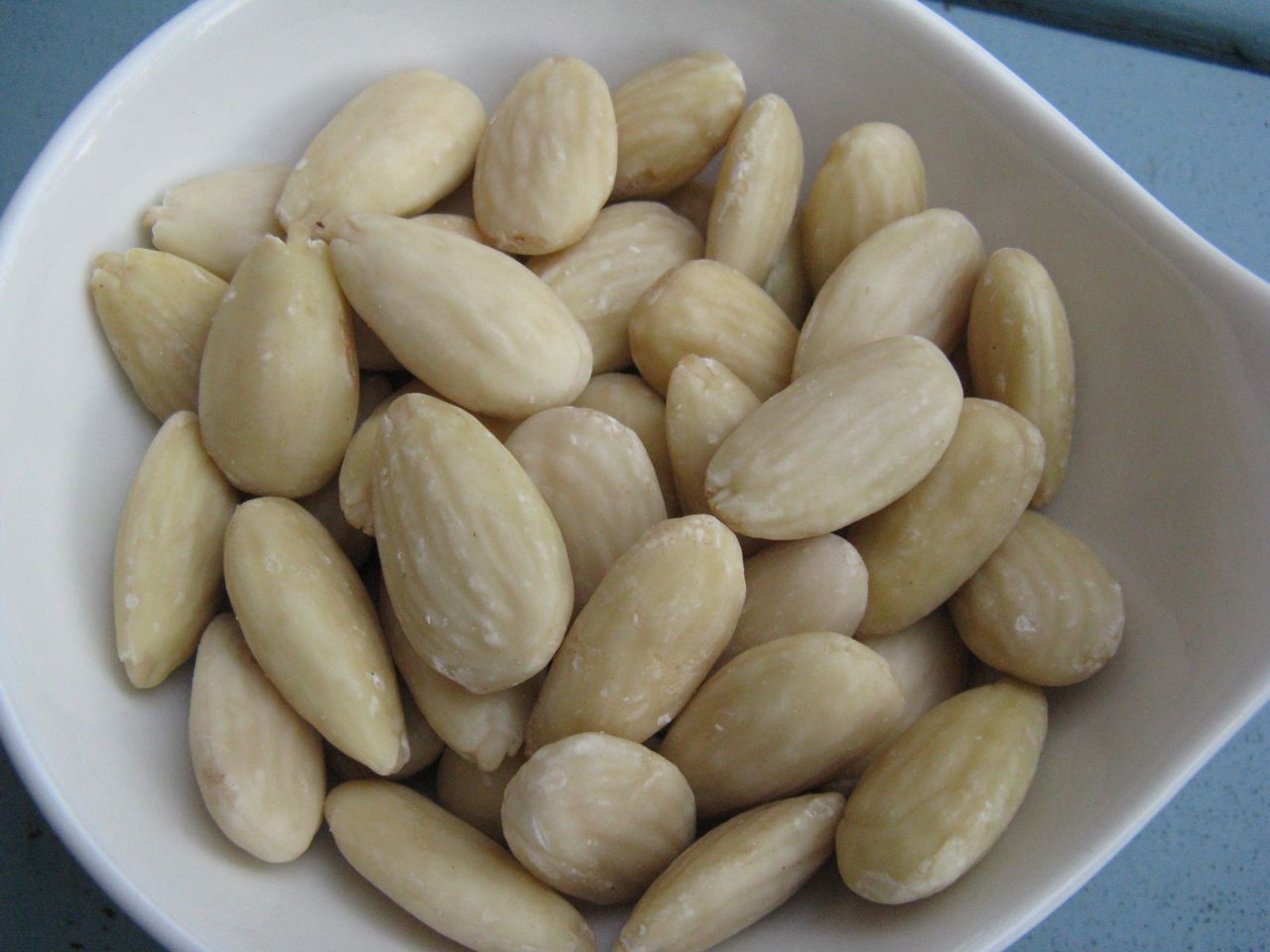 Description Blanched almonds.jpg