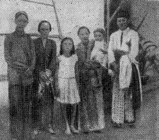 Berkas:Ki Hadjar Dewantara, with Sukarno (page 100).jpg
