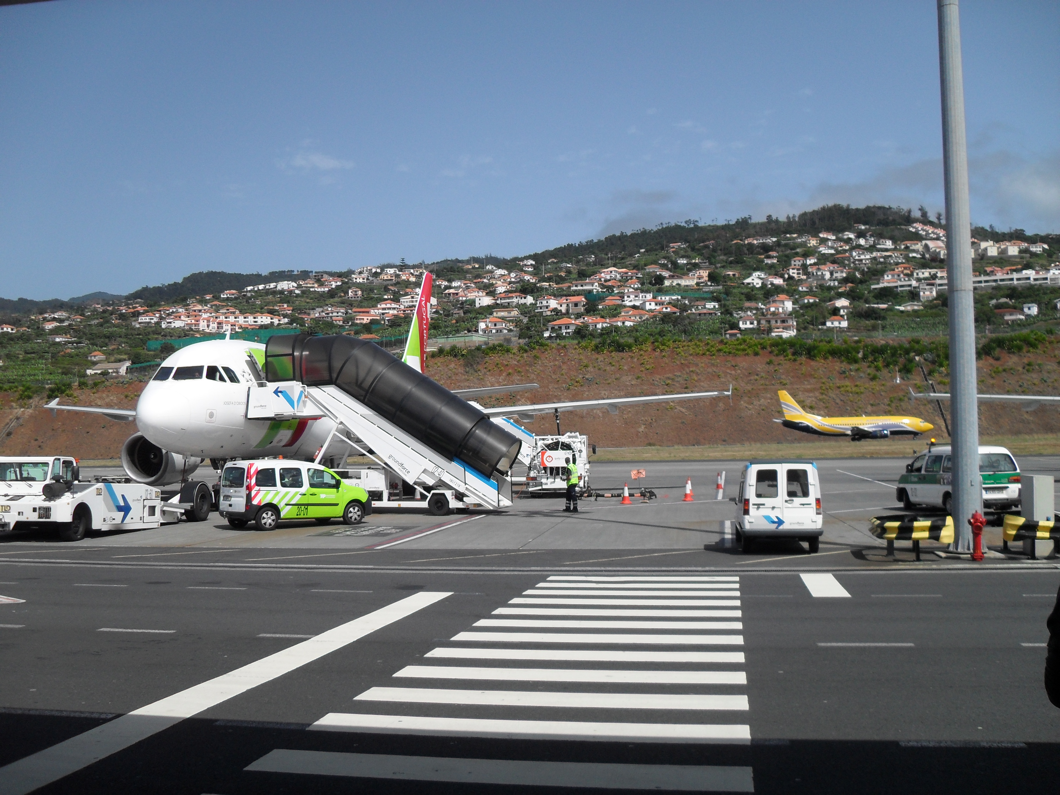 TAP_Portugal_A319_in_Funchal_Airport.jpg