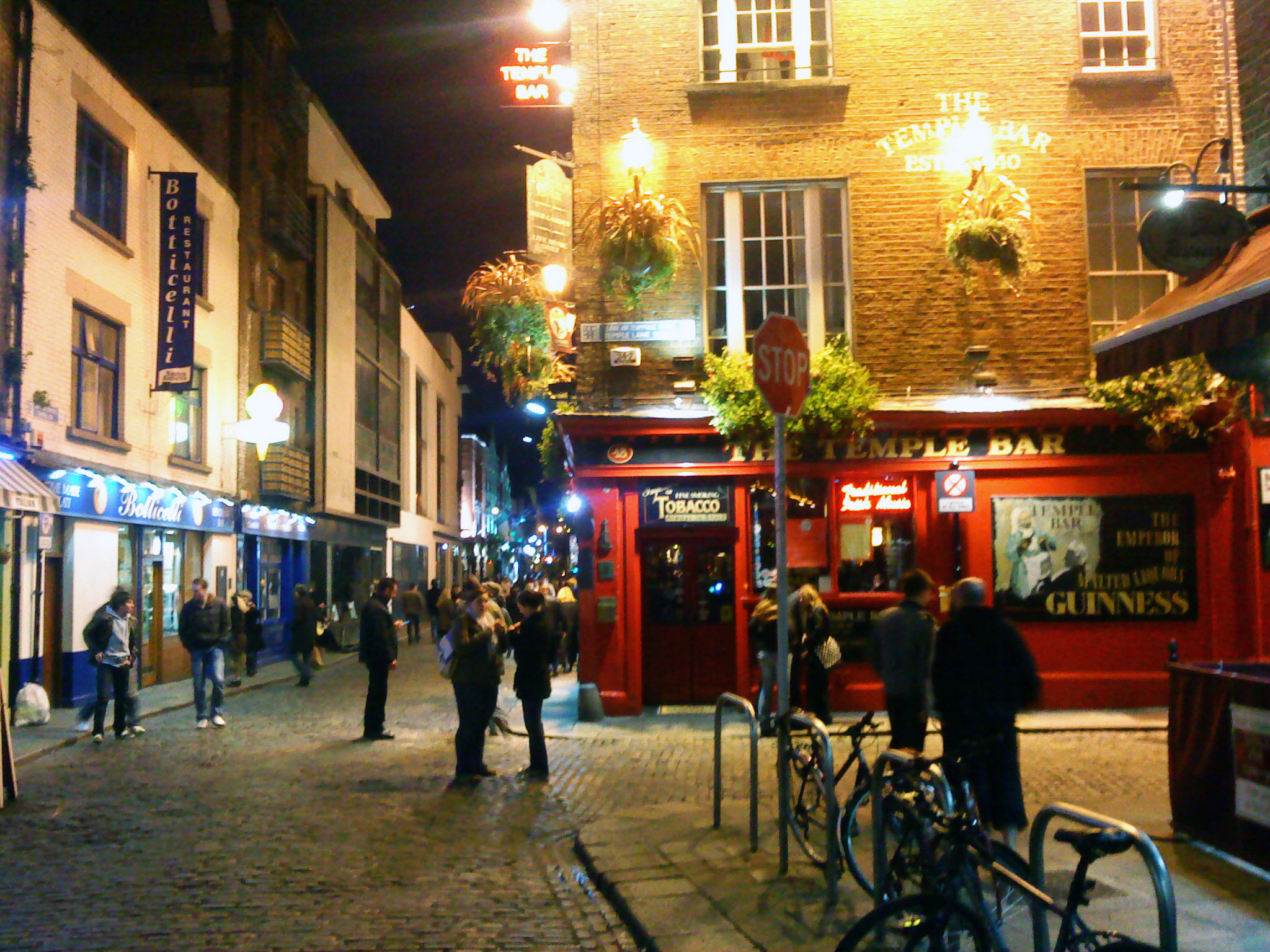 Temple Bar Dublin at Night.jpg