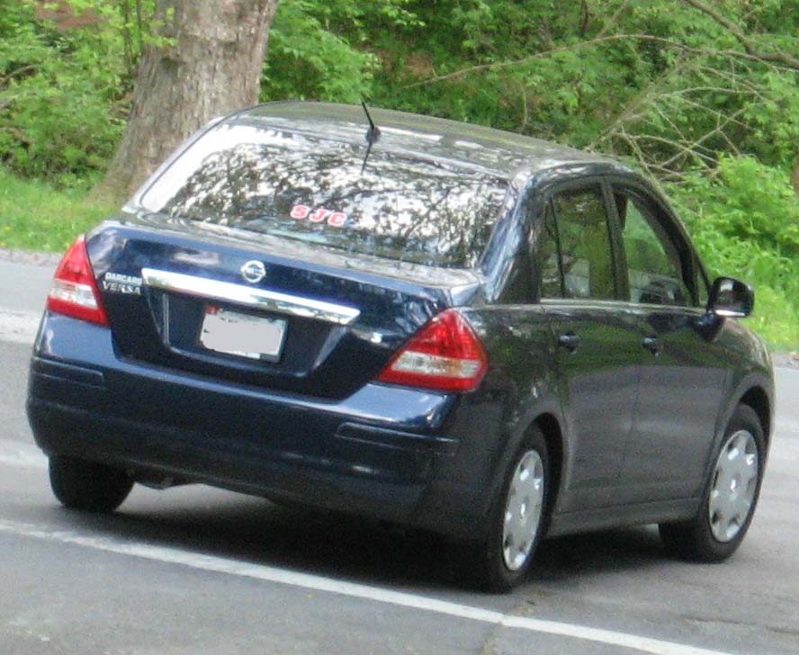 File:2007-Nissan-Versa-sedan-1.8S.jpg - Wikimedia Commons