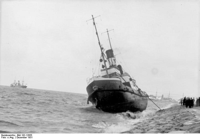 Bundesarchiv_Bild_102-12855%2C_Nordseek%C3%BCste%2C_Gestrandeter_Dampfer.jpg